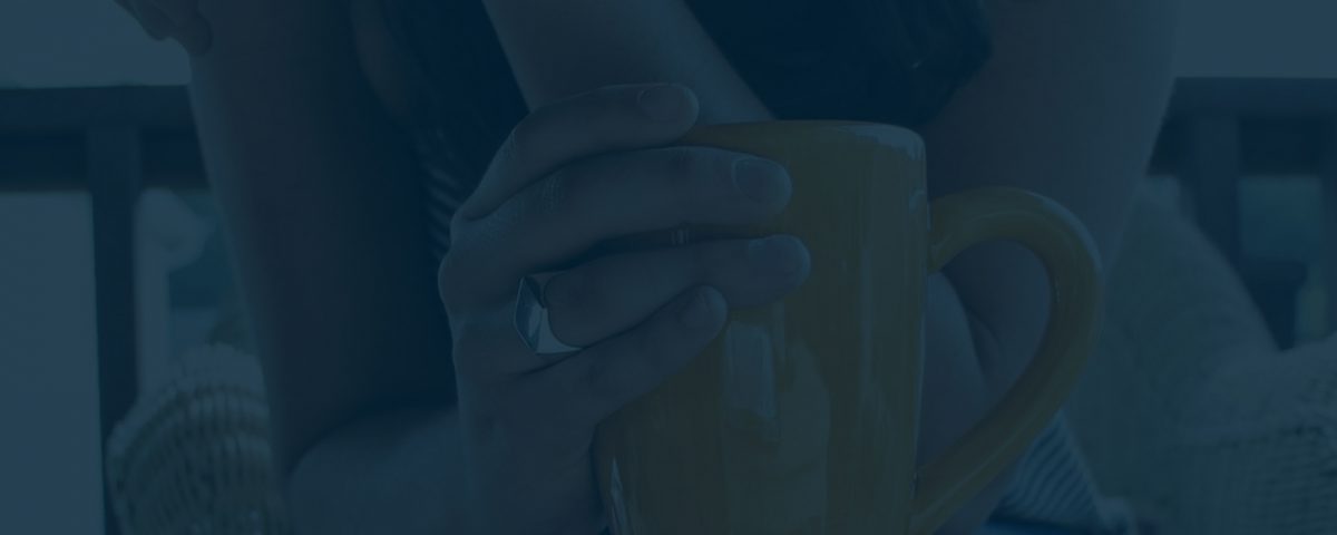 Hand of a woman hold a coffee mug