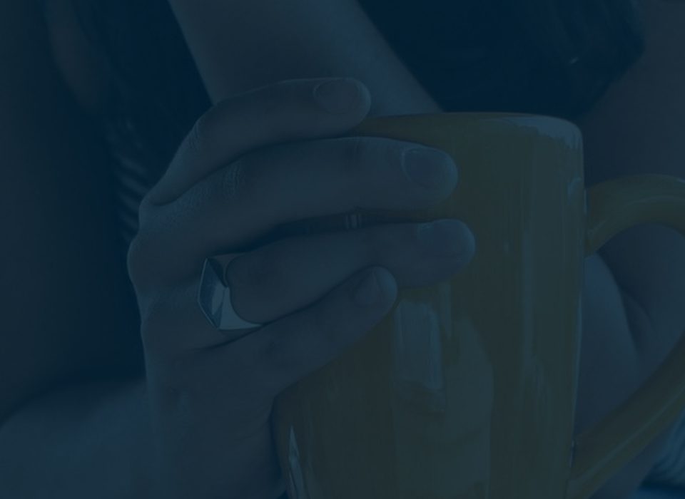 Hand of a woman hold a coffee mug